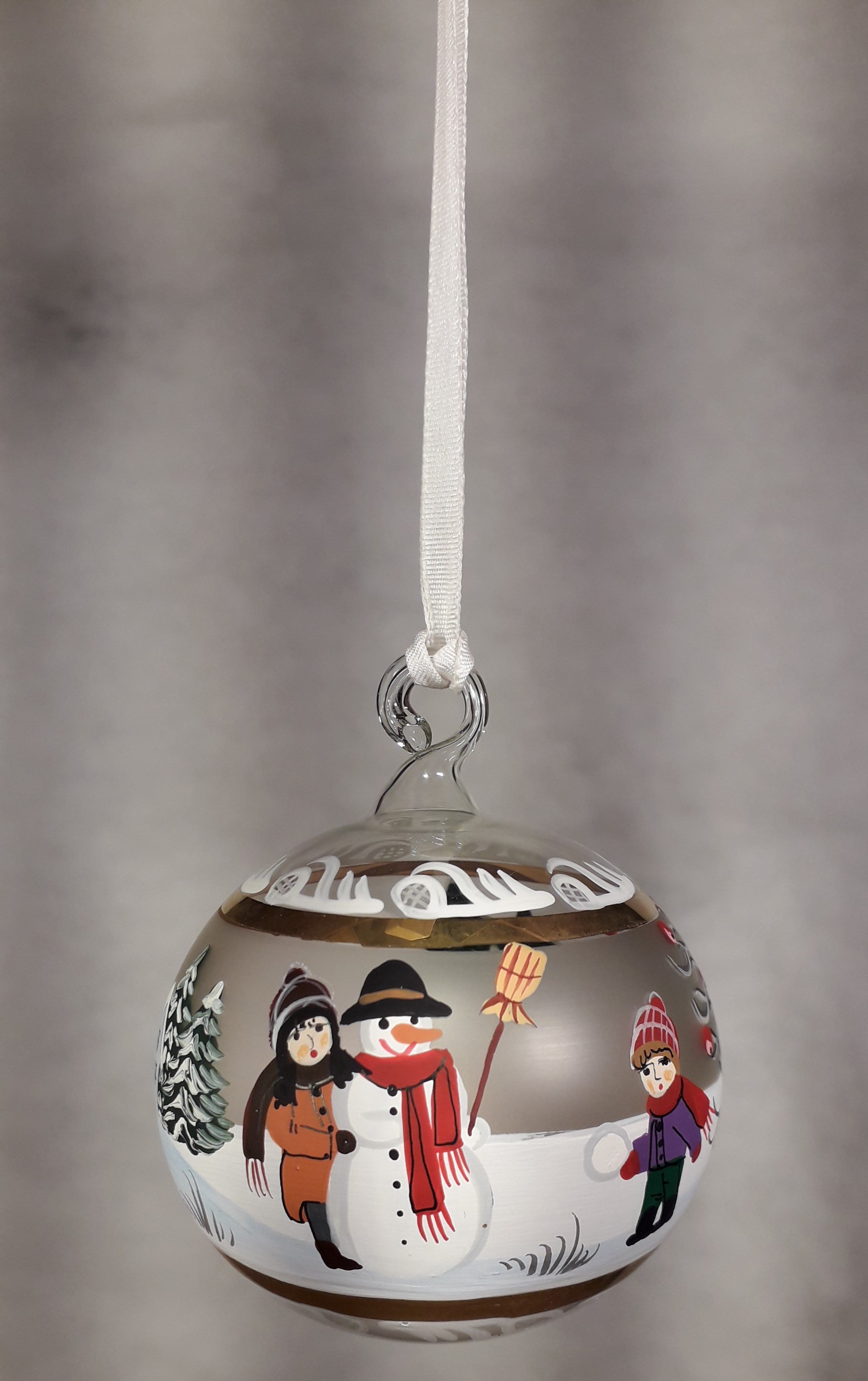 Bambini e pupazzo di neve bianco