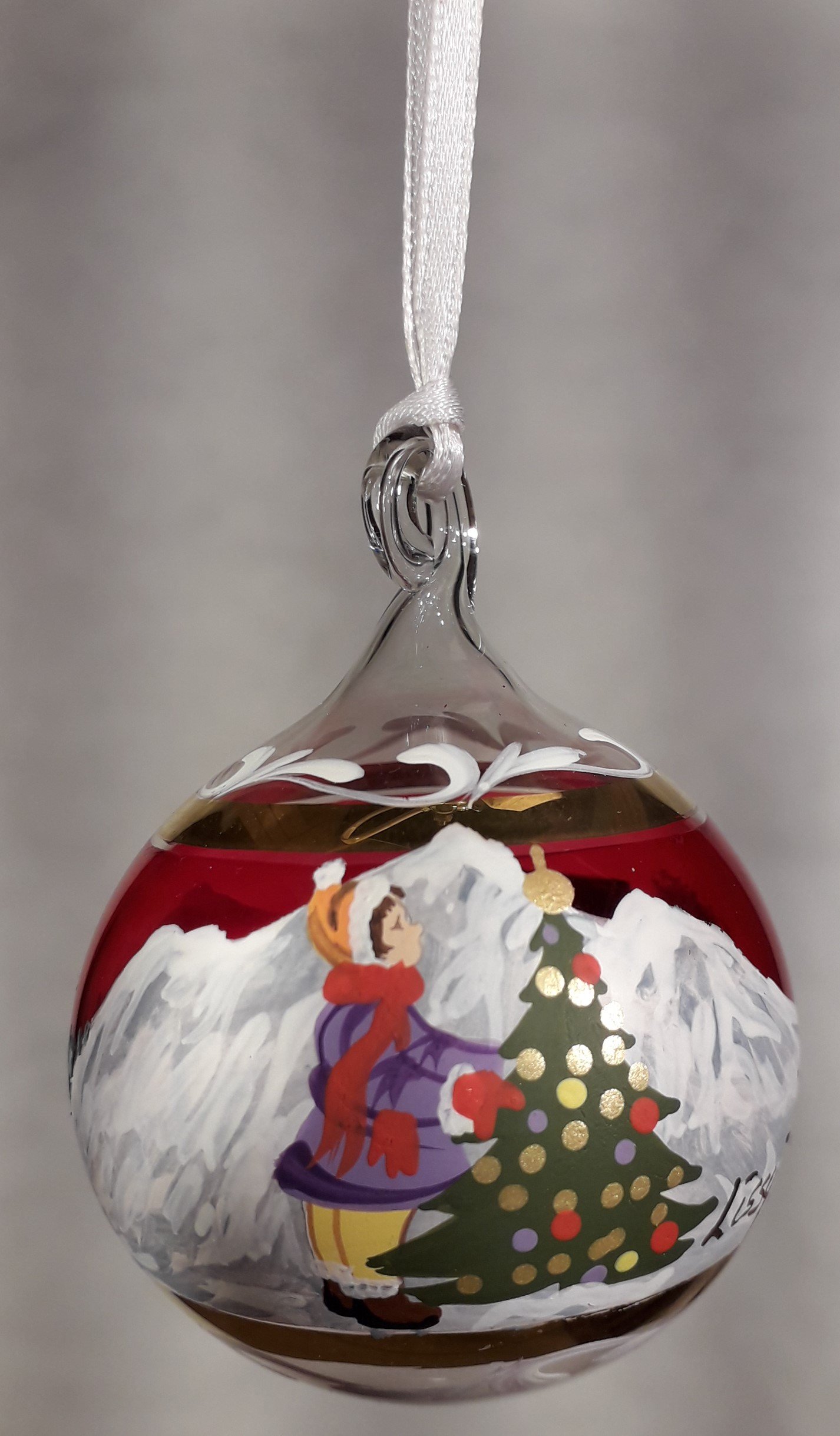 Addobbare l'albero di Natale rosso
