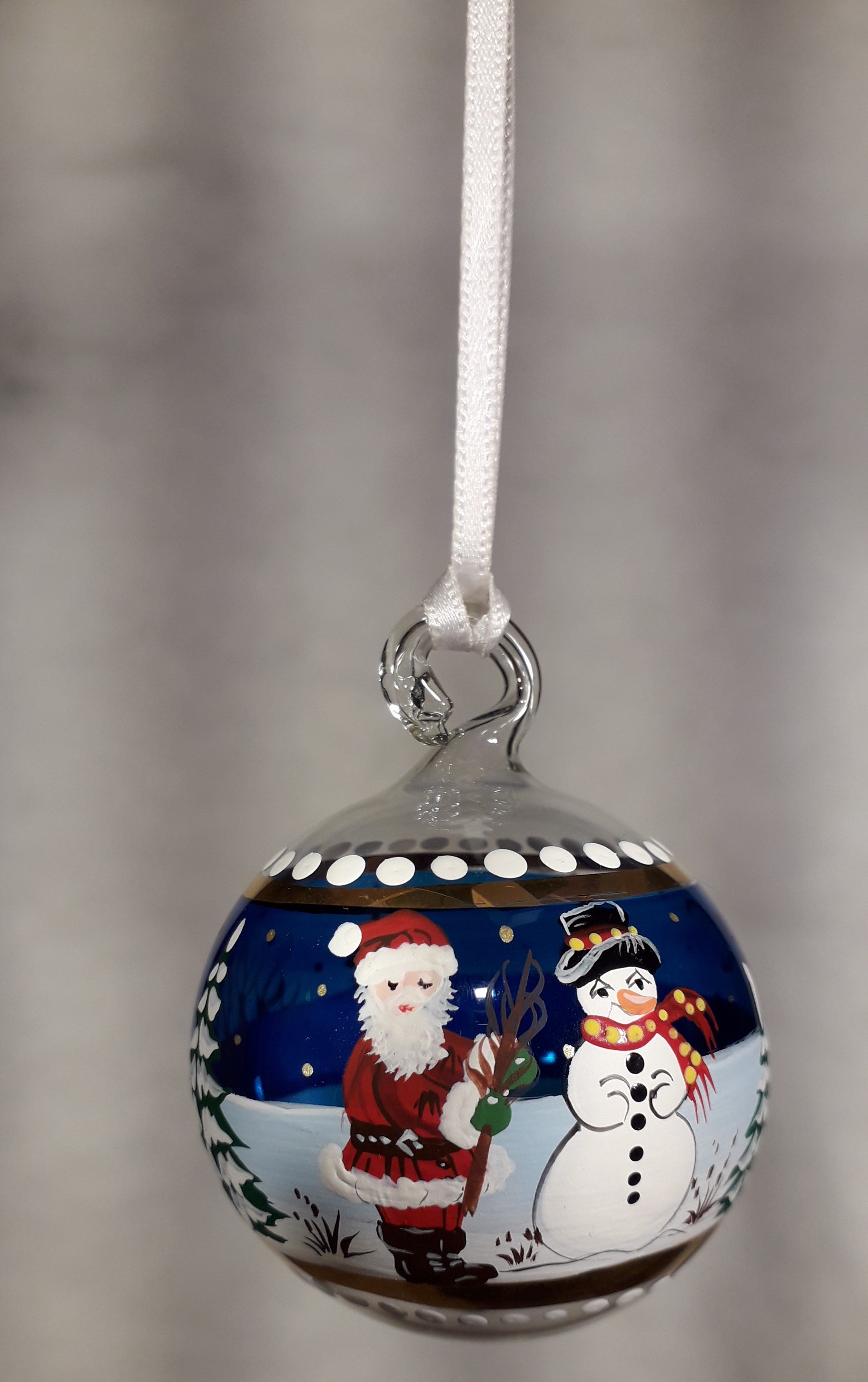 Babbo fa l'albero di Natale blu