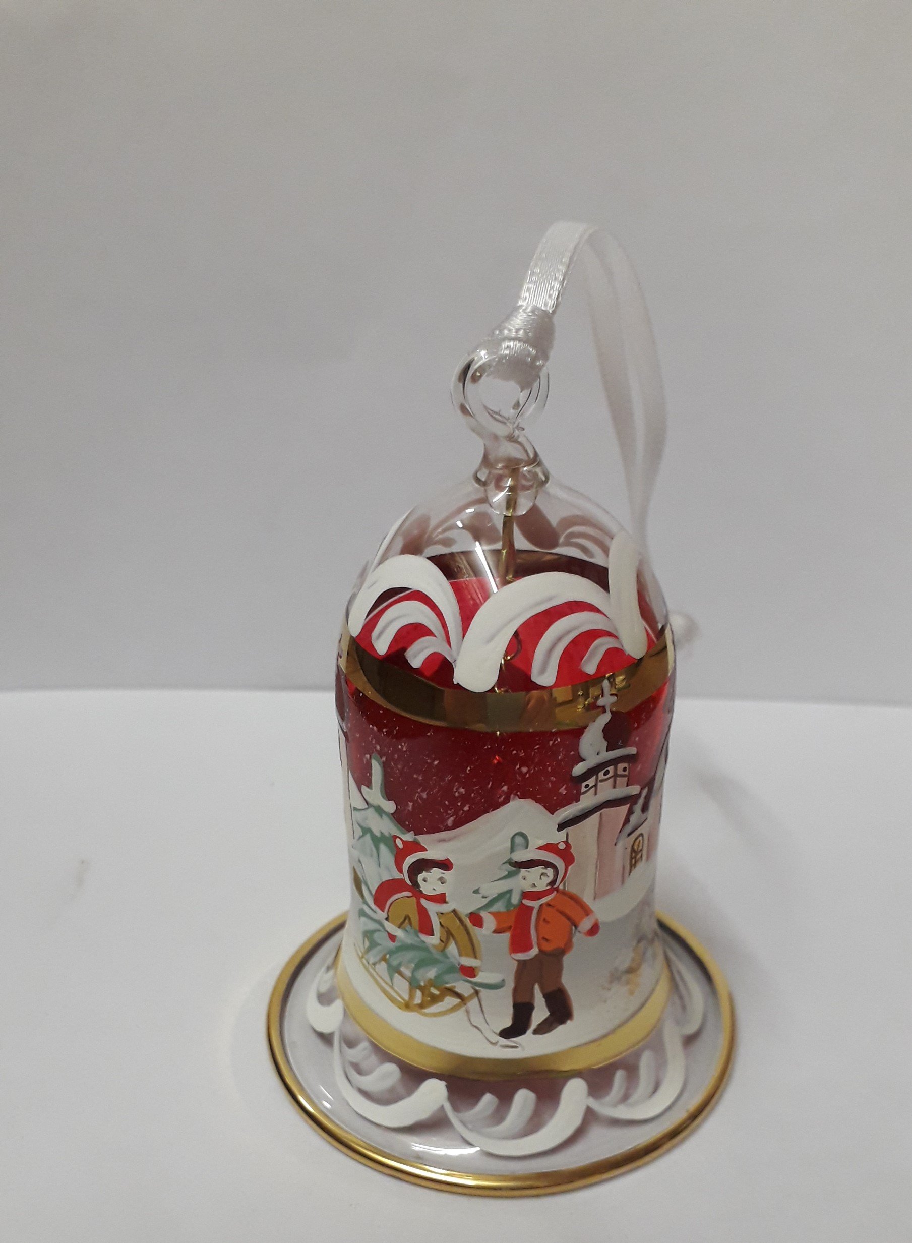 Bambini scarriolano l'albero di Natale rosso